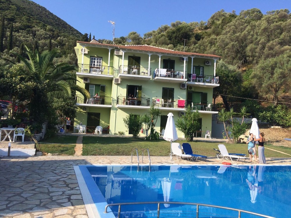 Vliho Bay Suites & Apartments