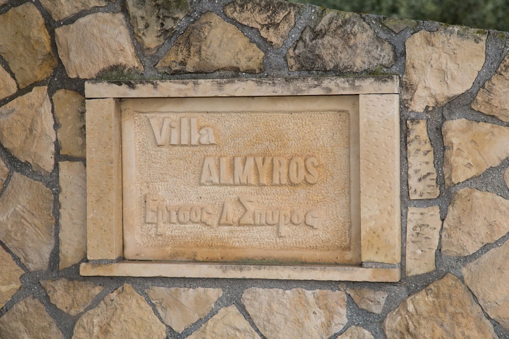 ALMYROS STUDIOS & APARTMENTS