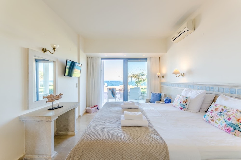 PYRGOS BLUE HOTEL ROOMS & SUITES