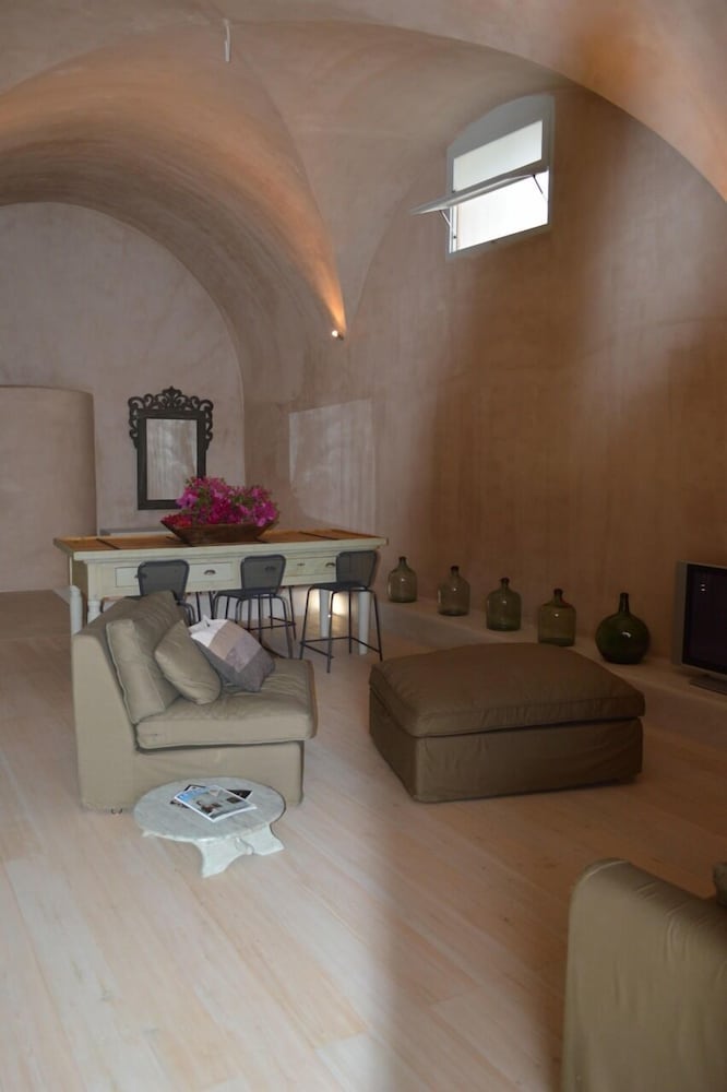 PYRGOS OLD WINERY VILLA